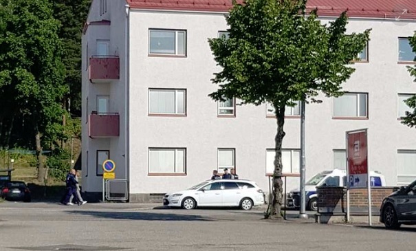Hyttisen kiinniotto tallentui silminnäkijän kameraan. Poliisipartio taluttaa miestä vasemmalla kohti rikostutkijoita.LUKIJAN KUVA