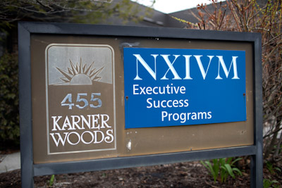Opaskyltti NXIVM-kultin toimitalon pihassa.jpg