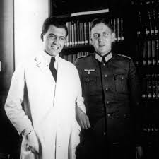 Josef Mengele valkotakkisena.jpeg