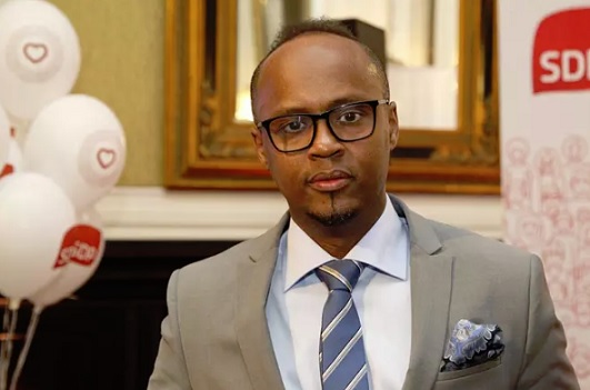 Abdirahim Hussein kuvattuna Sdp:n vaalivalvojaisissa hotelli Seurahuoneella keväällä 2017. (KUVA: TUOMAS SELÄNNE)