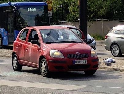 Punainen henkilöauto seisoi tyhjillään risteyksessä Helsingin Kampissa. (KUVA: JONNE HEINONEN / HS)