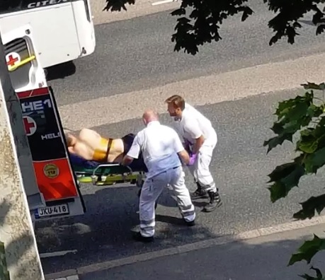 Ampumisessa loukkaantunutta kuljetettiin ambulanssiin tiistaina Helsingissä. Kuva on lukijan ottama.