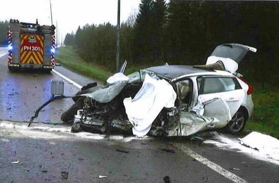 Valkoinen Volvo vaurioitui täysin törmäyksessä. Auton omistaja oli uhriksi joutunut nainen. POLIISI