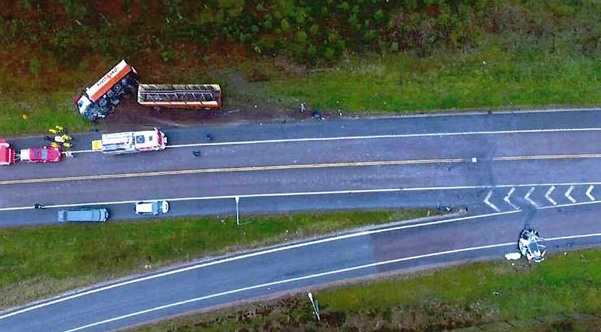 Kuva on otettu törmäyksen jälkeen. Rekka näkyy kuvassa vasemmalla, henkilöauto oikealla. Poliisi epäili törmäyskohdaksi paikkaa keltaisen viivan kohdalla, jossa näkyy pieni, valkoinen neliö. POLIISI