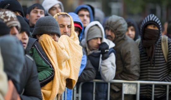 Turvapaikanhakijoista toivotaan Saksassa ratkaisua työvoimapulaan. Kuvassa turvapaikanhakijoita Berliinissä lokakuussa 2015.jpg