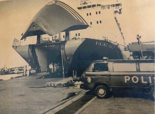 Iltalehden arkistokuvassa näkyy, kuinka poliisiautot ovat saapuneet Viking Sallyn luo. IL-ARKISTO