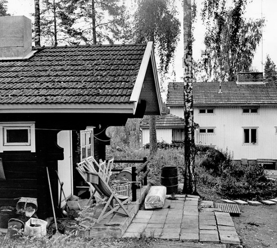 Aili Konttinen asui yksin. Hän lämmitti joka aamu pihasaunan. Kuva Matti Tapola/Lehtikuva.