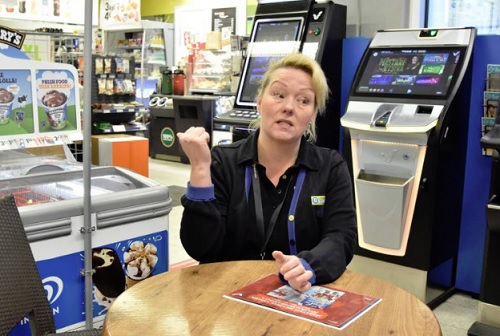 Jokelan R-kioskin yrittäjä Nelly Palonen sanoo, että heiltä ei voi viedä suurta summaa rahaa, sillä kassassa on aina vain pohjakassa. Suuremmat summat ovat aikaviivelippaassa. Kuva Sauvo Jylhä