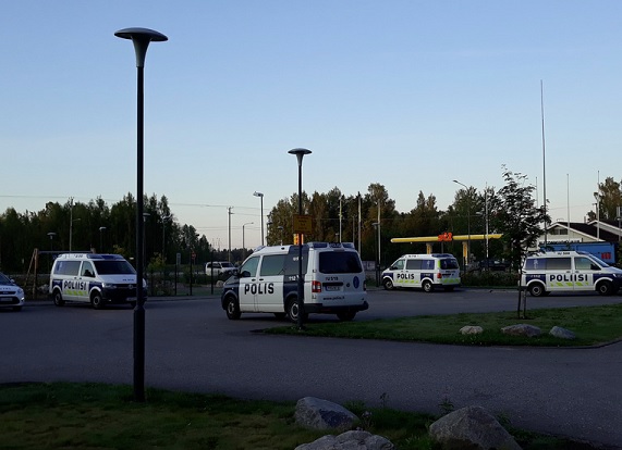 Eestinmäessä oli yöllä iso poliisioperaatio, jossa oli mukana ainakin 20 poliisipartiota. Kuva Tanja Kuisma