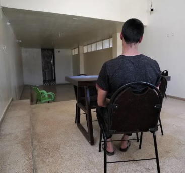 Tapaamishuoneessa syyrialaiset nuoret voivat tavata perheenjäseniään. Mikael sanoo, että hän ei ole voinut pitää yhteyttä perheeseensä. Antti Kuronen / Yle