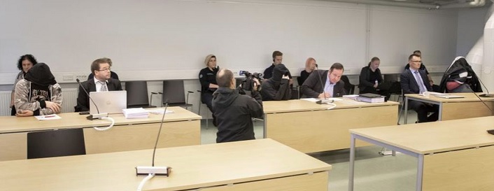 Pudasjärven murhajutun kolmipäiväinen oikeudenkäynti alkoi maanantaina aamusta Oulun käräjäoikeuden väistöistuntosalissa Intiössä. Syytetyt peittivät kasvonsa siksi ajaksi, kun oikeuden puheenjohtaja antoi medialle luvan kuvata salissa. KUVA: Tiina Wallin