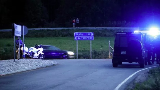 Poliiseja E12-tiellä Hämeenkyrön ja Ikaalisten välillä sunnuntai-iltana. Epäillyt saatiin kiinni takaa-ajon päätteeksi sunnuntai-iltana. (KUVA: REIJO HIETANEN)