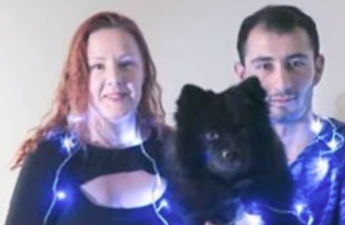 Ahdistelija oikealla, syytön koira keskellä ja typerä äiti vasemmalla. Kuvakaappaus Vihapuhe FM YouTube-videolta.