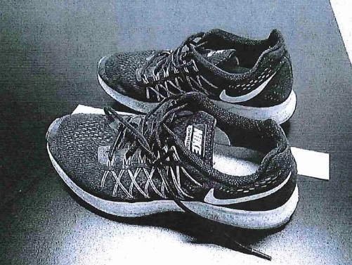 Poliisi takavarikoi naisen Nike-lenkkarit tämän kotoa. Näiden kenkien jälkiä löytyi surmapaikalta, omakotitalon pihasta.