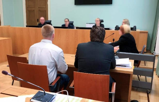 Puukottaja peitti kasvonsa Turun hovioikeudessa. Hän sanoo olevansa alentuneesti syyntakeinen ja hakee siksi muutosta käräjäoikeuden murhatuomioon. Kuva: Marianna Langenoja