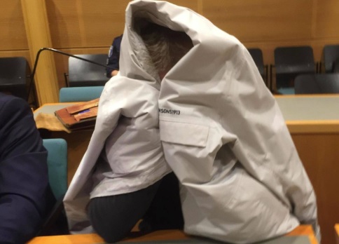 Jari-Kalevi Taipale peitteli kasvojaan käräjäoikeuden käsittelyssä Jyväskylässä. (KUVA: TERHO VUORINEN)