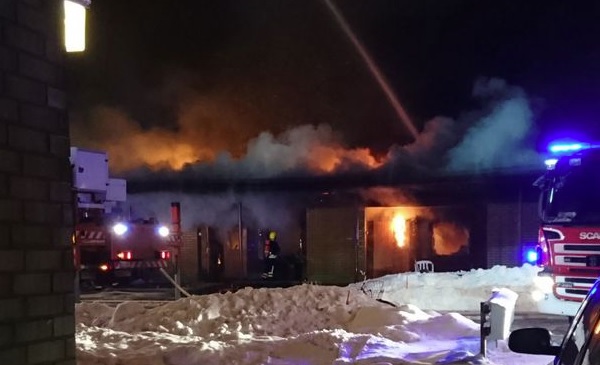 Tulipalo Nilsiässä tuhosi asunnot kokonaan. Kuva: Matias Honkamaa