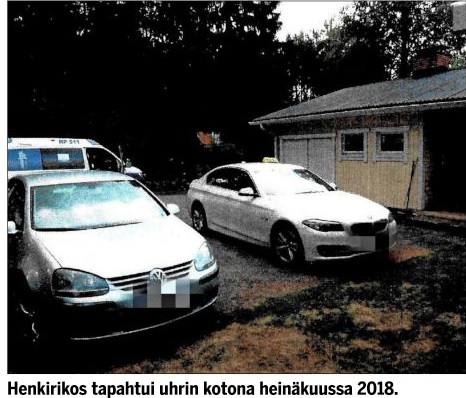 Surmatalo kuvattuna heti poliisin saapumisen jälkeen. Mies on tullut töistä kotiin  ja taksi-BMW on pihalla. Uhrin auto vasemmalla, VW Golf.