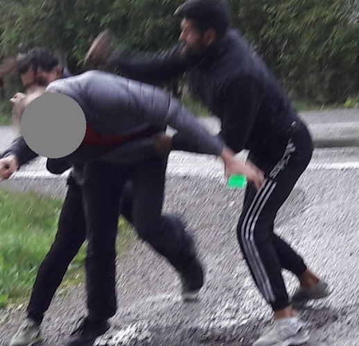 Poliisi etsii kuvan murtomiehiä, jotka kävivät paikalle sattuneen talon omistajan kimppuun. POLIISI