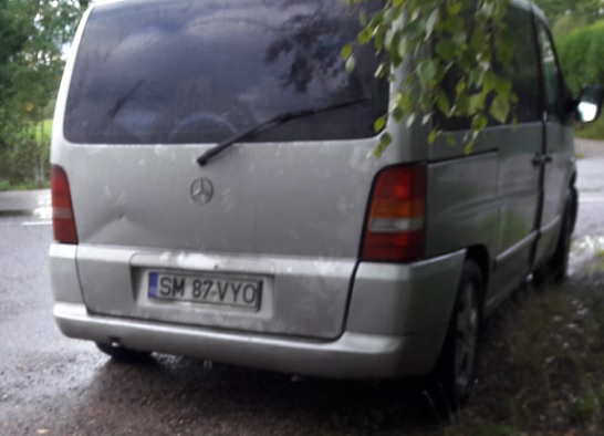 Mercedes-Benz-merkkinen pakettiauto, jolla epäillyt pakenivat paikalta. POLIISI
