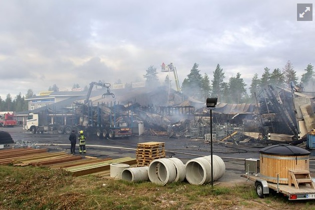 Perhemarket tuhoutui pahoin elokuussa 2018 tuhopolton seurauksena. Nyt paikalla on uusi liikerakennus. Kuva Juha Hagelberg.