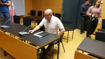 Urheilutoimittaja Tapio Suominen puhui sittenkin muistikuvistaan, kun tenttasi oikeusjuttunsa asianomistajaa. Tehtävä olisi tavallisesti kuulunut oikeudenkäyntiavustajalle. SOLMU SALMINEN
