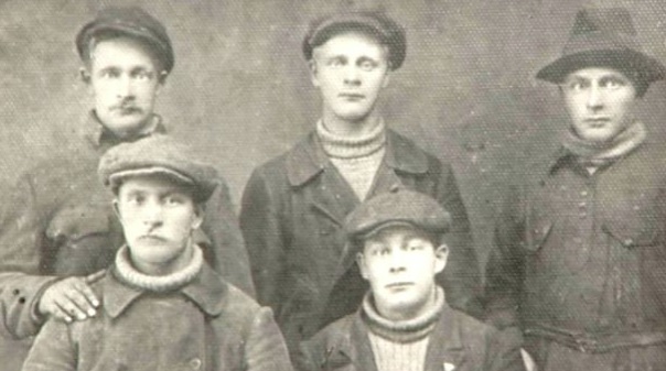 Hugo Hulkko oli yksi Muurmannin suomalaisista, joita Tarja Lappalainen haastatteli kirjaan Stalinin tappamat. Hugon isä Eetu Hulkko (ylhäällä vasemmalla) ja hänen veljensä Väinö, Hannes ja Viljo vangittiin vankileireillä. Veljessarjasta vain Arvidin (alhaalla vasemmalla) onnistui sinnitellä vankileirillä kymmenen vuotta, jonka jälkeen hänet vapautettiin.