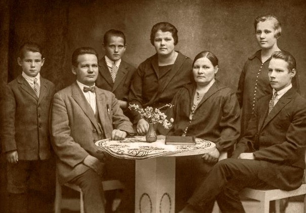 Mantereen perhe, kun he kaikki asuivat vielä Suomessa. Perheen äiti Maria Kennel (ent. Mantere) pakkosiirrettiin ensin Karjalaan ja määrättiin uudelle evakkomatkalle Arkangelin metsiin syksyllä 1941. Nälkään näännytetyn Marian voimat ehtyivät Peletskin rautatieasemalla. Viimeisillä voimillaan hän kutsua Stalin tappamia poikiaan Oivaa (toinen ylärivissä vasemmalla) ja Veikkoa (istumassa oikealla).