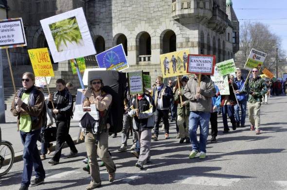 Kannabiksen laillistamisen puolesta marssittiin Helsingissä esimerkiksi vuonna 2013. (KUVA: PEKKA SAKKI / LEHTIKUVA)