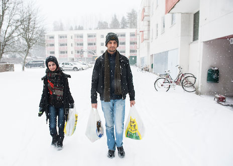 Sarah ja Omar Al-Khafaji eivät tiedä, milloin he pääsevät lähtemään Suomesta. Kouvolan vastaanottokeskus järjestää heidän paluunsa yhteistyössä Kansainvälisen siirtolaisuusjärjestön IOM:n kanssa. Kuva Jussi Lopperi