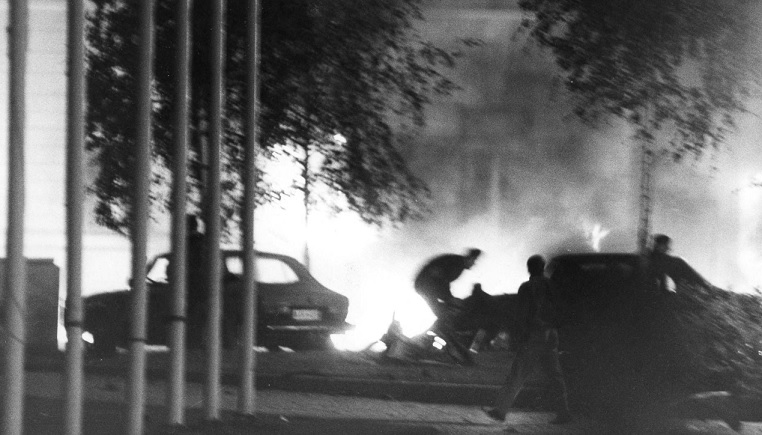 Katu liekehti hetki räjähdyksen jälkeen. (KUVA: ANTTI JOHANSSON / HS)