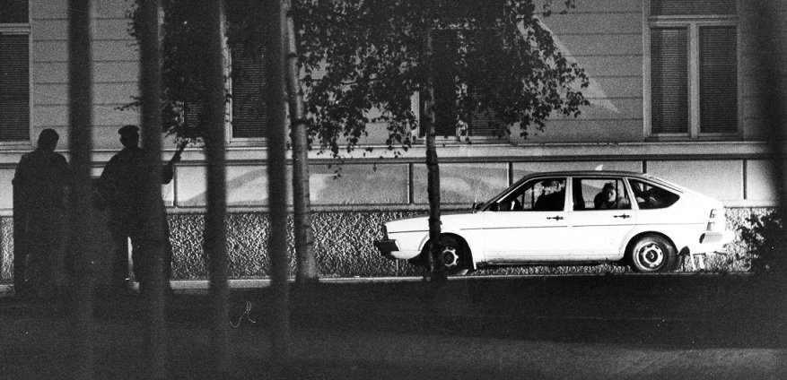 Panttivankiauto piiritettynä Mikkelin Maaherrankadulla aamuyöllä 9. elokuuta. (KUVA: ANTTI JOHANSSON / HS)
