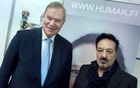 Paavo Lipponen (vasemmalla) tuki Veijo Baltzaria tämän eduskuntavaalikampanjassa vuonna 2015. Kuva vuodelta 2011. MAURI RATILAINEN / AOP
