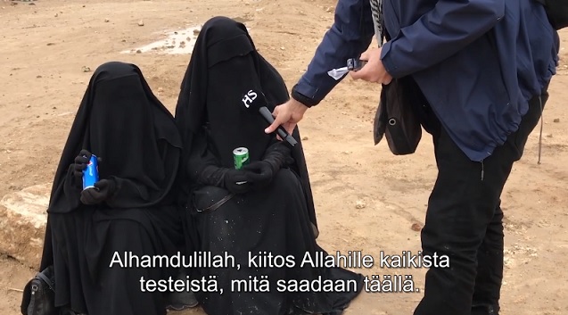 Jonna (vas.) ja Heli kertovat videolla leirin olosuhteista HS:n Sami Sillanpäälle.