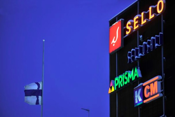 Vuoden 2010 ensimmäisenä päivänä kauppakeskus Sellon liput olivat puolitangossa. JENNI GÄSTGIVAR