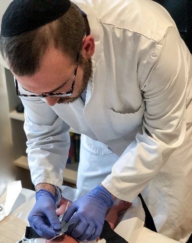 Tehtävä on paitsi jalo, myös pyhä ja sitä ohjaa tarkasti määritelty laki ympärileikkauksesta eli Covenant of Circumcision.