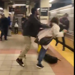 KUVAKAAPPAUS VIDEOSTA: Mies tyrkkäsi pahaa-aavistamatonta naista rajusti selkään klo 7:20pm.