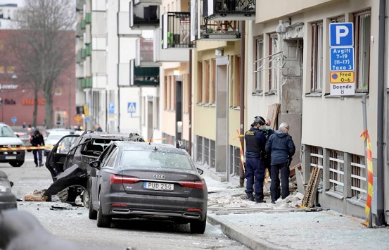 Poliisit tutkivat räjähdyspaikkaa Tukholmassa maanantaina. Kuva https://yle.fi/uutiset/3-11155148