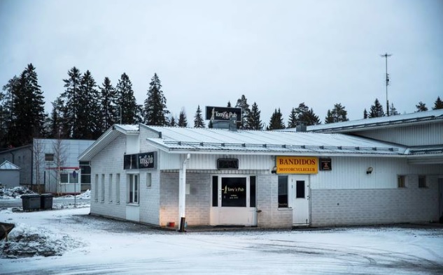 Bandidoksen kyltti on nyt esillä Leväsen yritysalueella, josta jengi hankki käyttöönsä uuden tilan. Kuva: Paula Pohjamo