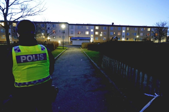 Poliisi räjähdyksen tapahtumapaikalla Hagebyn kaupunginosassa Norrköpingissä keskiviikkona. (KUVA: MAGNUS ANDERSSON / TT)