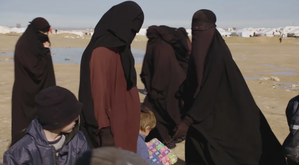 Suomesta islamilaiseen valtioon lähtenyt Anna, hänen Suomessa syntynyt teini-ikäinen tytär ja Annan Syyriassa syntynyt lapsi ostoksilla al-Holin leirillä Koillis-Syyriassa.Otso Reunanen / Yle