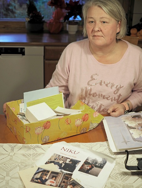 Kuvat, kortit ja adressit muistuttavat Jaana Jauhiaista Nikun kohtalosta. Kuva Tomi Kangasniemi