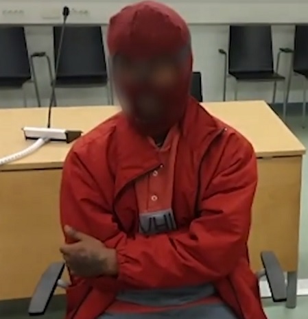 Vangittuna oleva mies saapui oikeuteen punaisessa kommandopipossa. ALEKSANTERI PIKKARAINEN